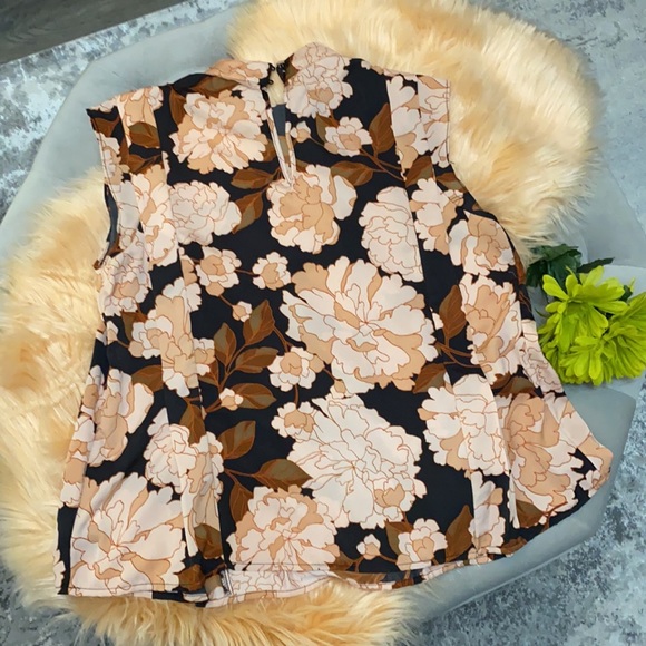 NEW! Floral Print Silky Sleeveless Top - Picture 4 of 5